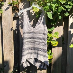 Cute loose weave M Rena sweater vest